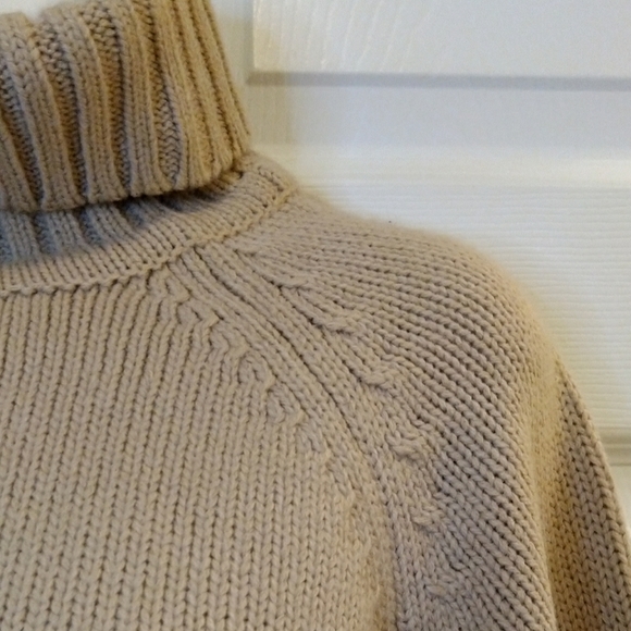 Future Wear TN sweater - NWOT - Picture 4 of 6